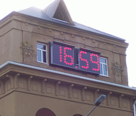 Электронные уличные часы на фасаде здания